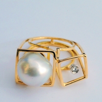 "struttura con perla  e brillante"